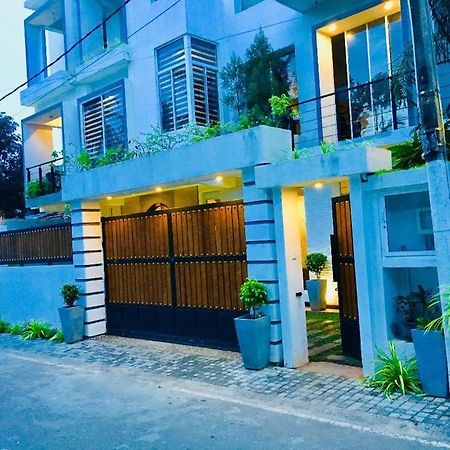 8 Plus Luxury Apartments Negombo Bagian luar foto