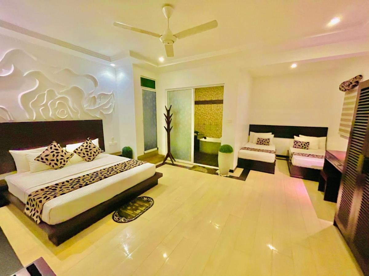 8 Plus Motels Negombo Bagian luar foto