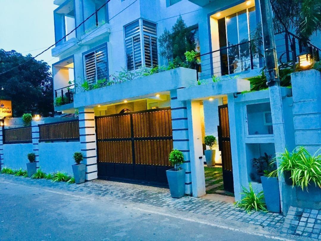 8 Plus Luxury Apartments Negombo Bagian luar foto