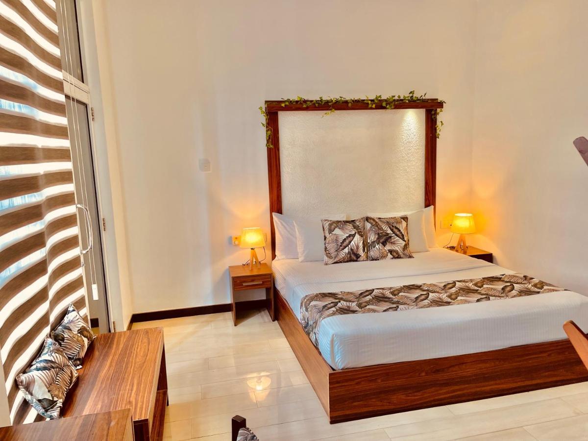 8 Plus Luxury Apartments Negombo Bagian luar foto