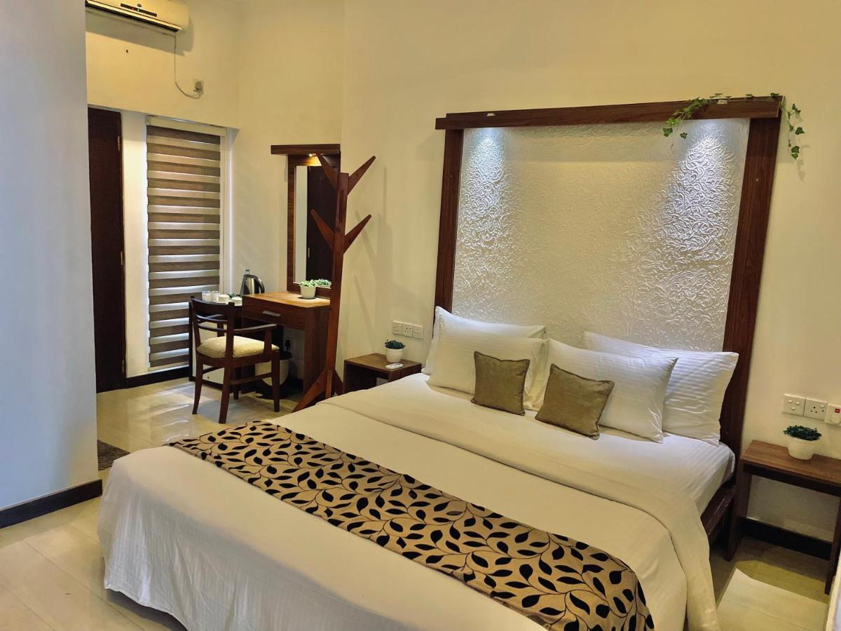 8 Plus Luxury Apartments Negombo Bagian luar foto